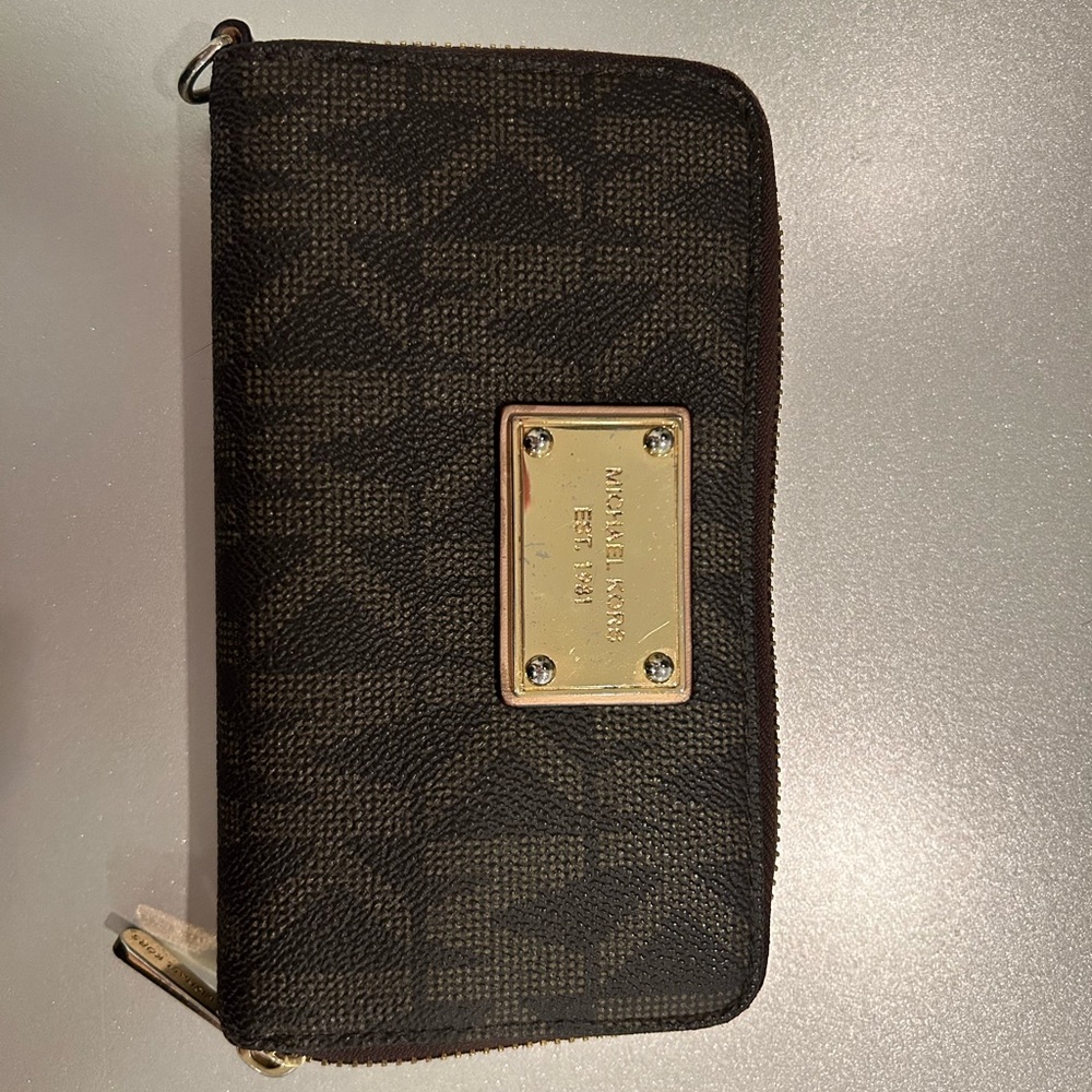 Michael Kors Wallet with zipper and inside compartments